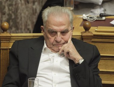 «Αιχμές» Αλ.Φλαμπουράρη για παραποίηση της αναφοράς του για το «πακέτο Γιούνκερ»